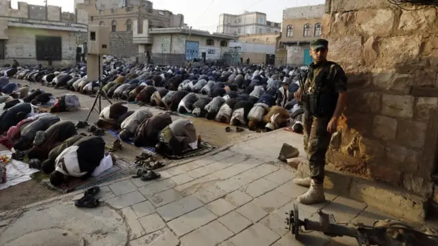 Yəmənin paytaxtı Sana şəhərində silahlı əsgər Qurban bayramının birinci günündə şəhər mərkəzində qılınan namaz vaxtı nəzarət edir