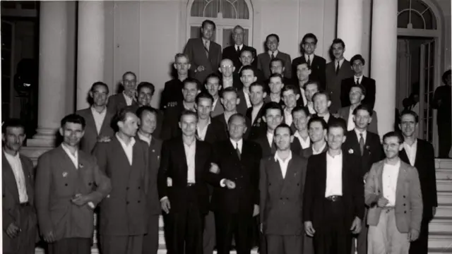 Grupna fotografija inicijatora visoke produktivnosti okupljenih oko Tita na stepeništu Belog dvora