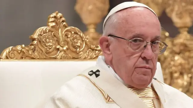 Papa Francisco, um idoso branco,casino com rodadas gratisóculos, sentadocasino com rodadas gratisuma cadeira adornada com dourado