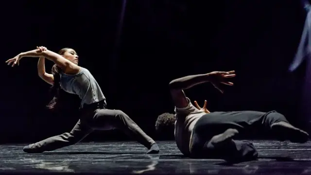 В средней части спектакль теряет свою историческую буквальность и переходит к абстрактно-метафорическому языку современного танца