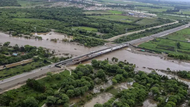 Vista aérea da peruana Sullana completamente alagada