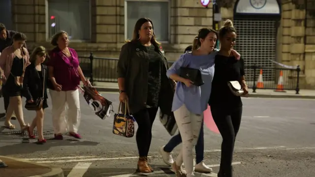 Konser alanından çıkan gençler görülüyor.