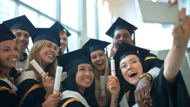 Chicas recién graduadas