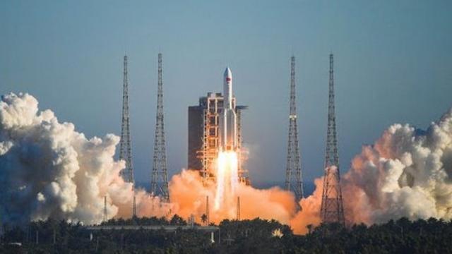 中国成功发射了长征五号B型火箭，测试了新型飞船原型和货物返回太空舱，向建立太空站迈出重要的一步