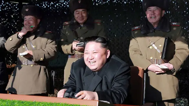 Kim Jong-un junto a un grupo de oficiales.