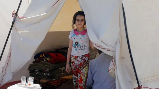 دختر بچه در چادر