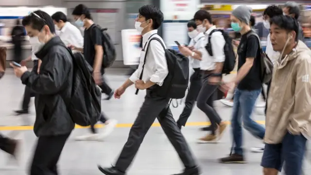 pessoas caminhando na ruacbet saque mínimomáscara