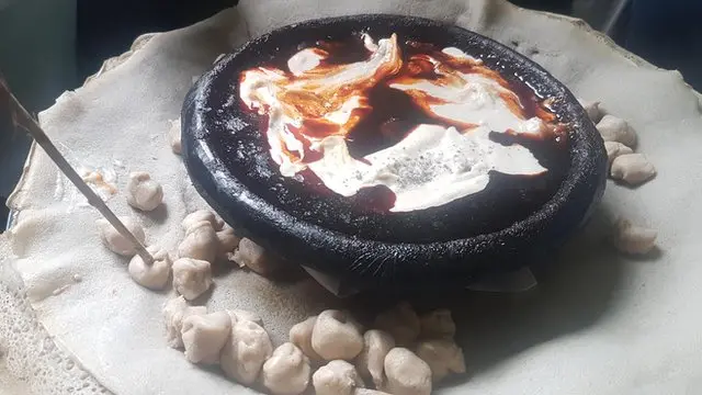 ኣብ ከተማ ዓድግራት ንበዓል መስቀል ዝቐረበ ባህላዊ ምግቢ ጥሕሎ 25/9/2018፡ ዓድግራት