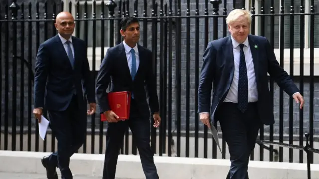 贾维德（左）、苏纳克（中）与约翰逊（右）步出唐宁街10号首相府（资料图片）