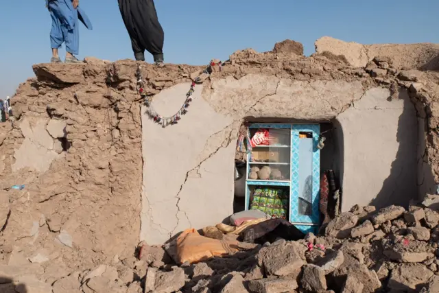 د یوه وران شوي کور ویجاړو دېوالونو په منځ کې پاتې المارۍ