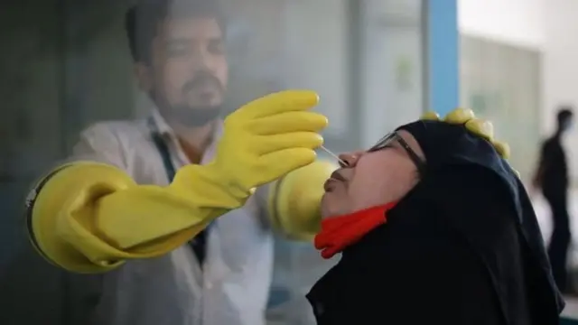 বাংলাদেশে একজন রোগীকে করোনাভাইরাসের জন্য পরীক্ষা করা হচ্ছে