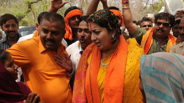 લોકો વચ્ચે સ્મૃતિ ઈરાની