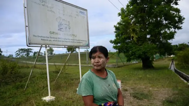 ကျောက်ဖြူမှာ ရှိတဲ့ ပေါ့စကိုအင်တာနေရှယ်နယ် ရဲ့ သဘာ၀ ဓာတ်ငွေ့ တင်ပို့ ဖြန့်ဖြူးရာ စက်ရုံအနီး