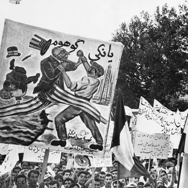 জুলাই ১৯৫৩: তেল শিল্প জাতীয়করণের পর তেহরানে মোসাদ্দেক সমর্থকদের মিছিলে আমেরিকা ও ব্রিটেনবিরোধী ব্যানার