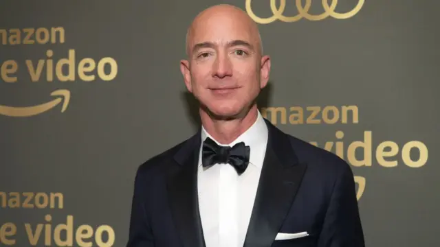 Jeff Bezos, le fondateur d'Amazon, reste en haut du classement des personnes les plus riches du monde.