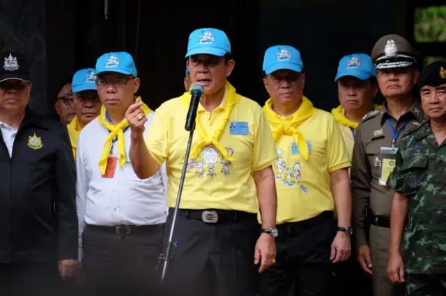 นายกฯ ใส่ชุดจิตอาสา