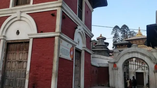 पशुपतिको मन्दिरनजिकै नानकमठ छ