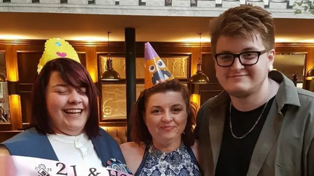 클레어 데이비스(가운데)는 투병으로 인해 크리스마스 지출을 줄여야 했다고 한다