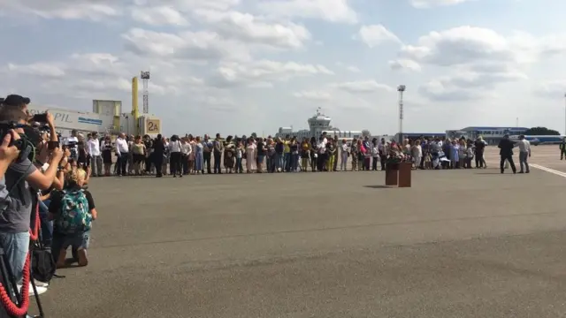 Родственники украинских пленных перед встречей