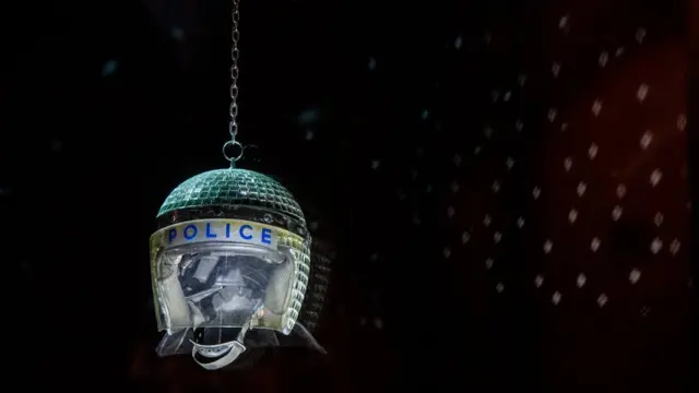 Polis kaskından disko topu