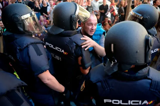 Geçtiğimiz haftaya kadar Katalonya gerginliği barışçıl bir şekilde yönetiliyordu ancak son günlerde protestolar sırasında yer yer güvenlik güçleri ile çatışmalar yaşandı