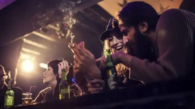 Araşdırmalar daha yüksək sosial jetlag yaşayanların siqaret və içkidən daha çox istifadə etdiyini göstərir