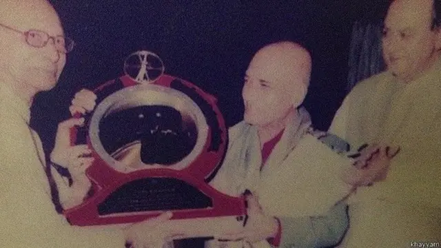 ख़य्याम साहब एक अवॉर्ड लेते हुए