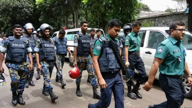 ढाका में कैफे पर हमला