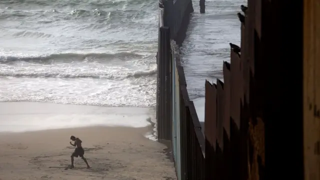 Barrera en la playa de Tijuana