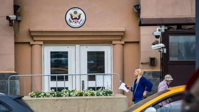 Вход в американское посольство