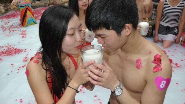 Asiáticos bebem um copo de leite