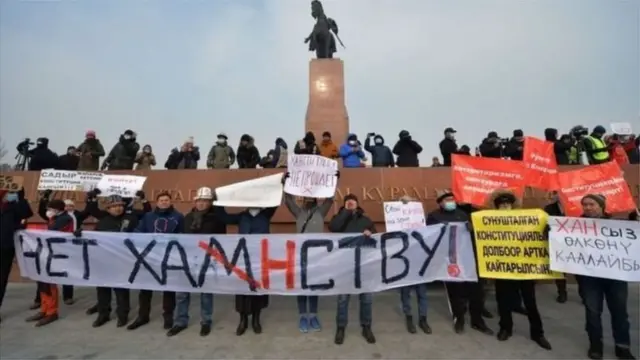 Президенттик башкарууга кайтып барууга каршы болгондор аны "ханституция" деп аташууда