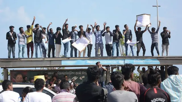 இரண்டு மாணவர்கள் இடைநீக்கம்; காவல்துறை எச்சரிக்கை