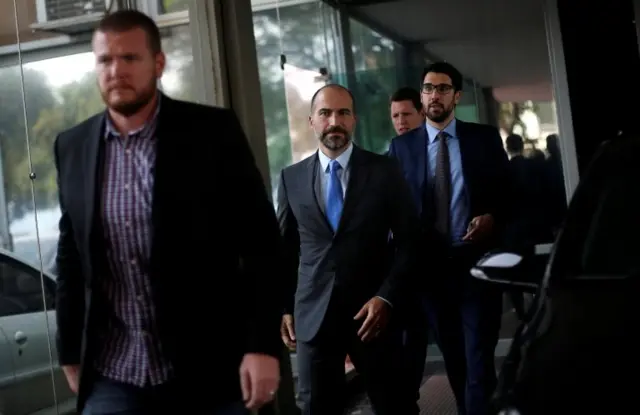 Uber Yönetim Kurulu Başkanı Dara Khosrowshahi (ortada)