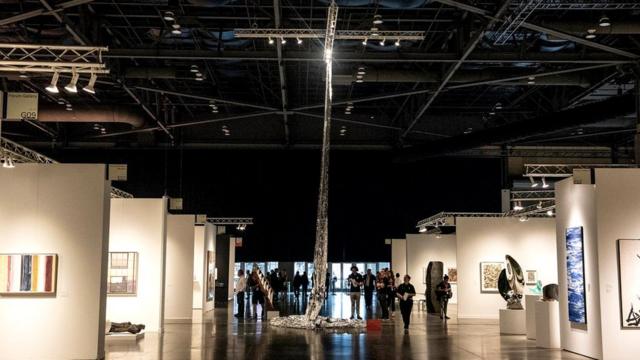 "Орбитальный отражатель" (здесь - в экспозиции ярмарки искусств в Сиэтле) мог стать первой в мире космической скульптурой