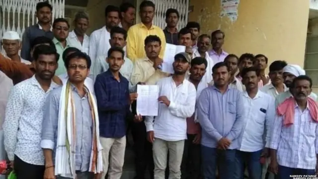 पीक विम्याचा लाभ मिळावा, यासाठी आंदोलन करतााना शेतकरी