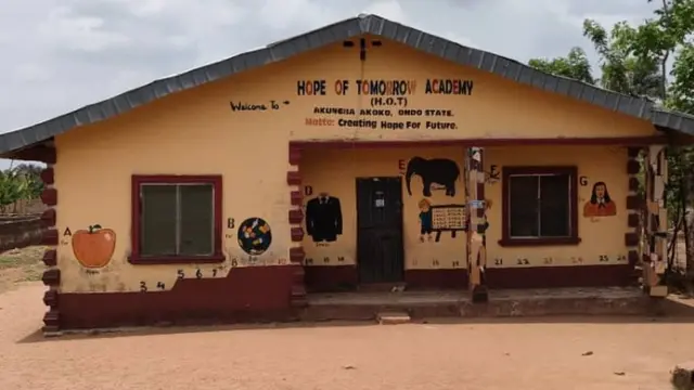 Ile ẹkọ to ni bọọsi ti ọpọ akẹkọ ti jona