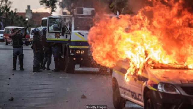 Một chiếc xe cảnh sát ở Nam Phi bị đốt cháy sau cuộc biểu tình chống bất bình đẳng vào năm 2016