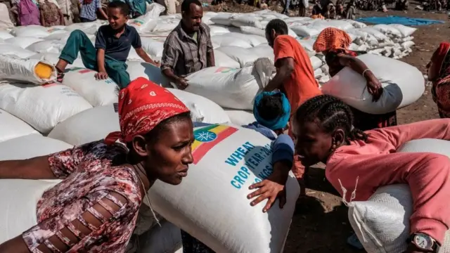 በትግራይ አላማጣ የኢትዮጵያ መንግሥት የሚያከፋፍለውን የእርዳታ እህል የተሸከመች ሴት