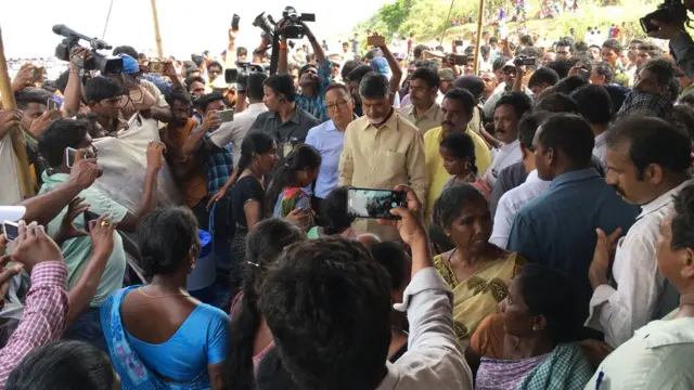 జనం మధ్య ముఖ్యమంత్రి