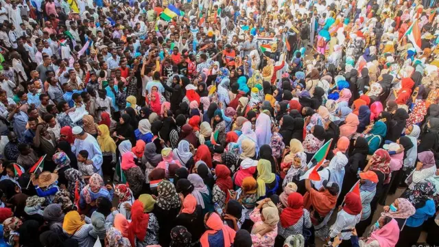 Angažovanjem široke podrške iz čitave populacije, nenasilni aktivisti imaju veće šanse da steknu podršku i među policijom i vojskom