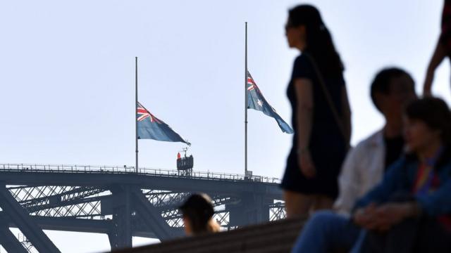 悉尼港湾大桥上的澳大利亚国旗下半旗致哀。
