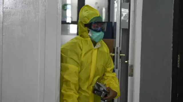 Petugas medis berada memasuki ruang isolasi Rumah Sakit Umum Pusat Mohammad Hoesin Palembang, Sumatera Selatan, Selasa (18/02)