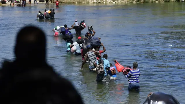 Haitianos atravessam o Rio Grande