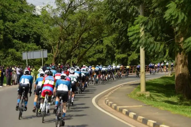 Abasiganwa muri Tour du Rwanda bari kwerekeza mu karere ka Huye