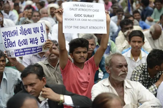 દલિત અત્યાચારના વિરોધમાં યોજાયેલી રેલીની તસવીર