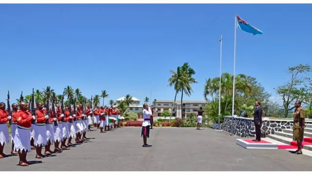 Vazi la sulu pia huvaliwa kama sare rasmi ya polisi na jeji nchini Fiji