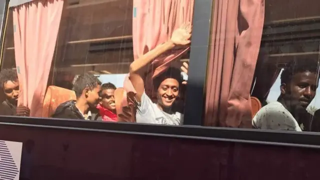 ናብ ኒጀር ብኣውቶቡስ ዝግዕዙ ዘለዉ ስደተኛታት