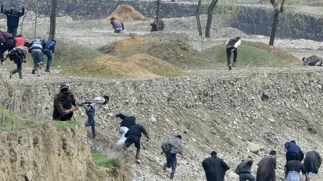 چاڑورہ میں فوج کی فائرنگ کے دوران لوگ بھاگ رہے ہیں