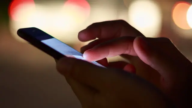 usando teléfono móvil